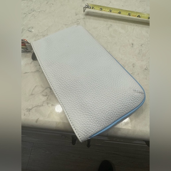 NEW pristine Carolee white leather clutch/wristlet lovely details - Picture 6 of 9